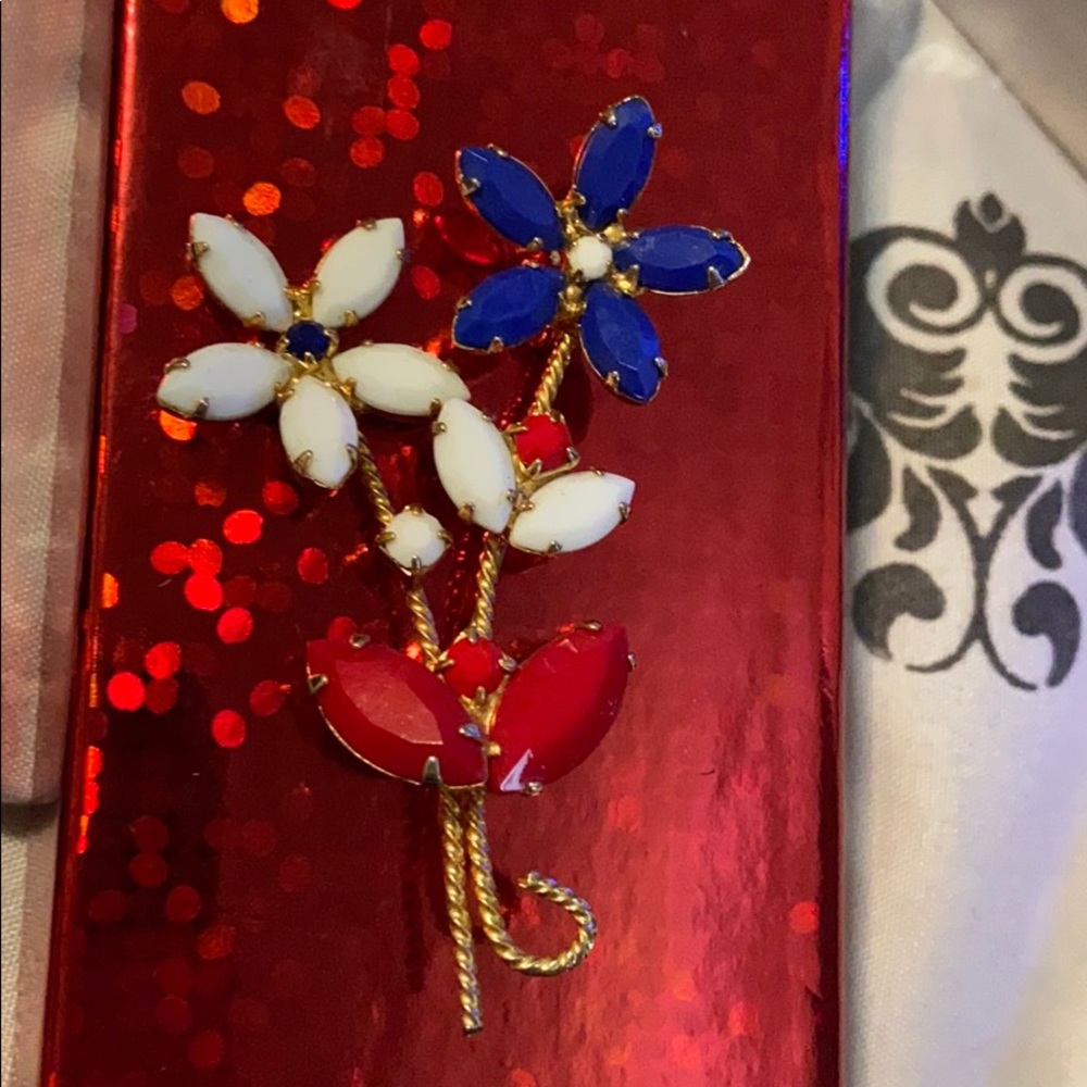 Brooches - Picture 2 of 3